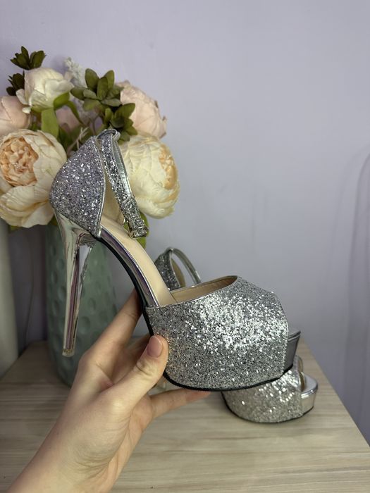 Сандали на висок ток