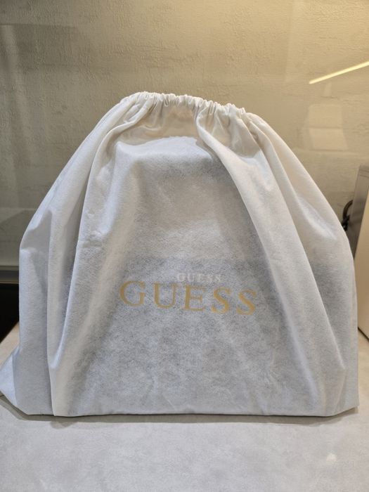 Guess! Дамска оригинална чанта!