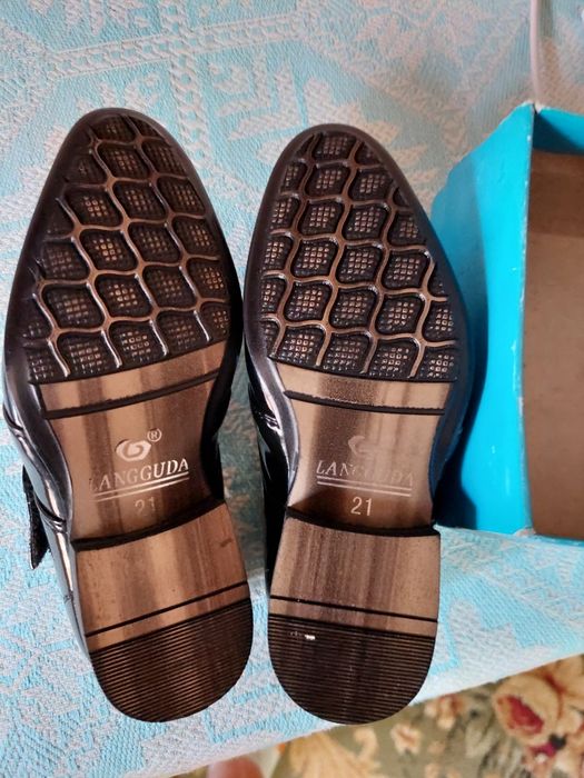 Продаются  детские  туфли.