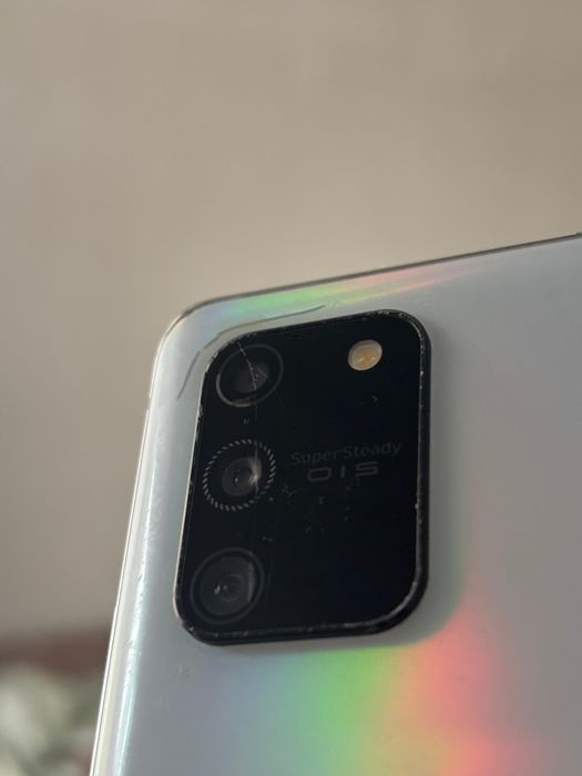 В продаже телефон Samsung s 10 lite