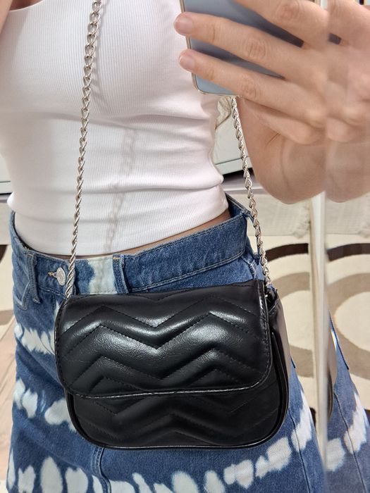 Черна, малка чанта Bershka