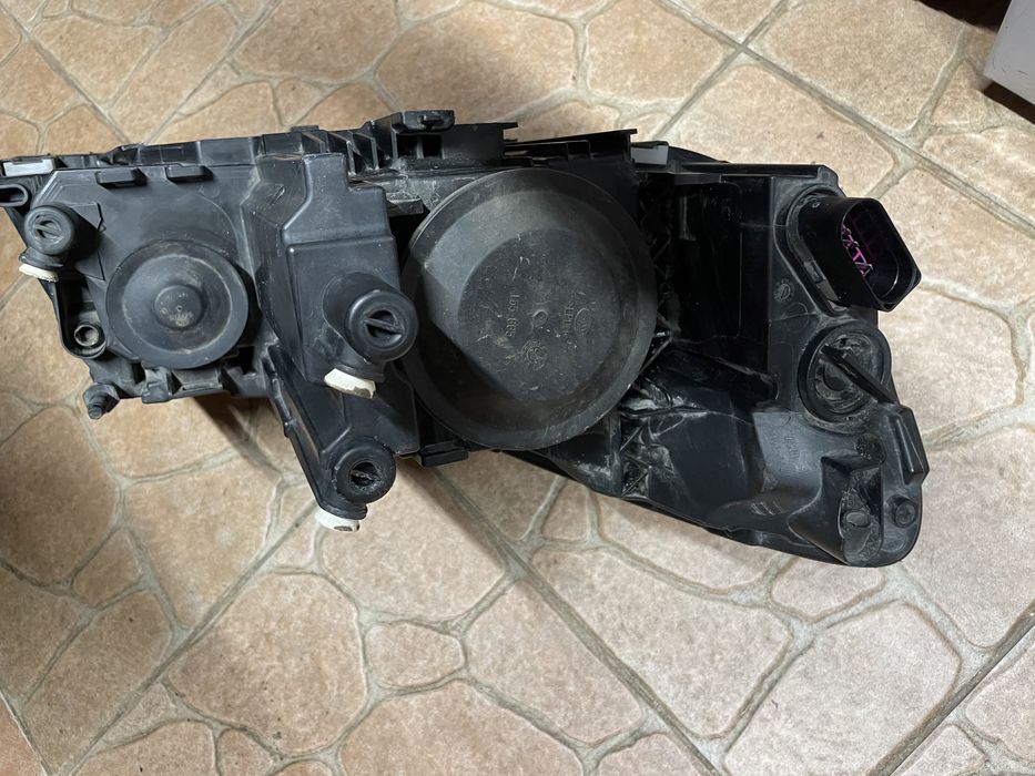 Vând far stânga Skoda Octavia