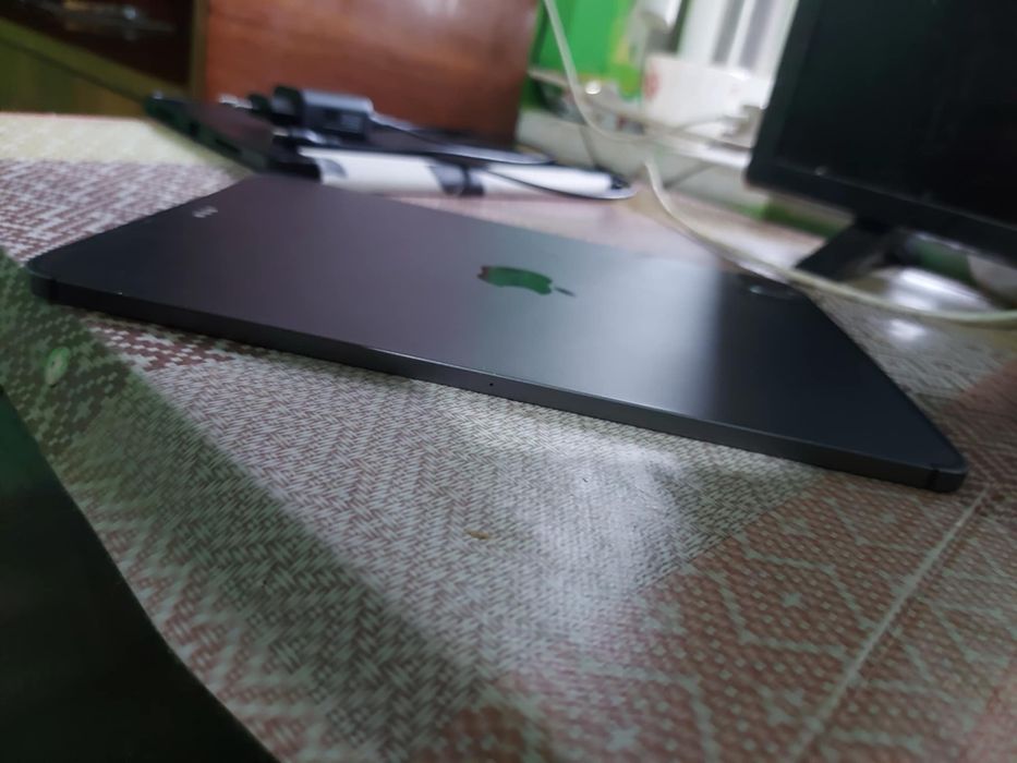 Vând sau schimbiPad Pro generația a2a 2020 schimb cu drujbe STIHL sau LA SCHIMB trotinetă electrică sau schimb pe o drujbă sau se vinde pe bani