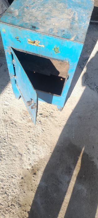 Продается железный  сейф
