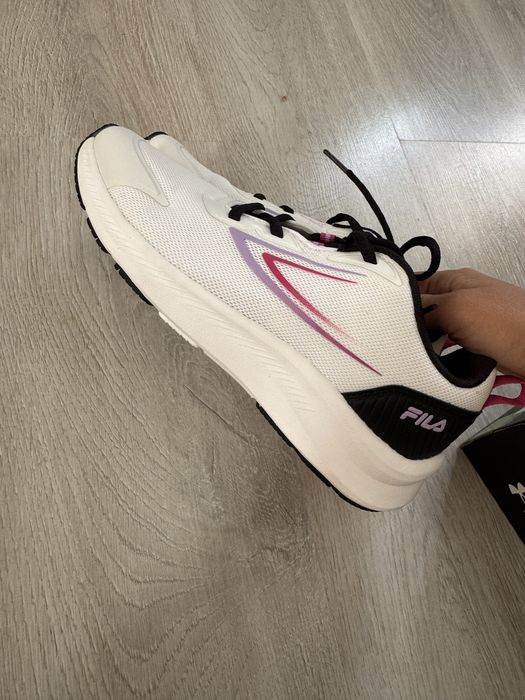 Продам кроссовки fila