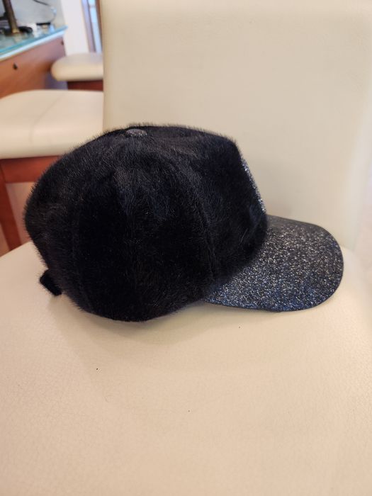 Дамска шапка с буква от кристали