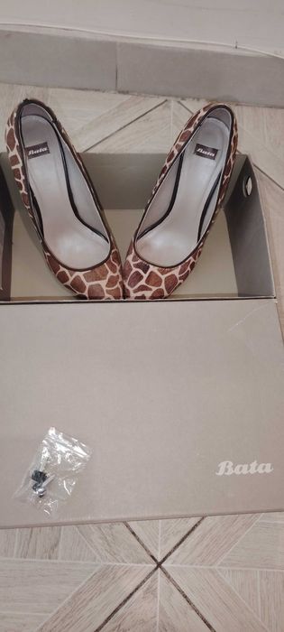 Обувки с естествен косъм Bata