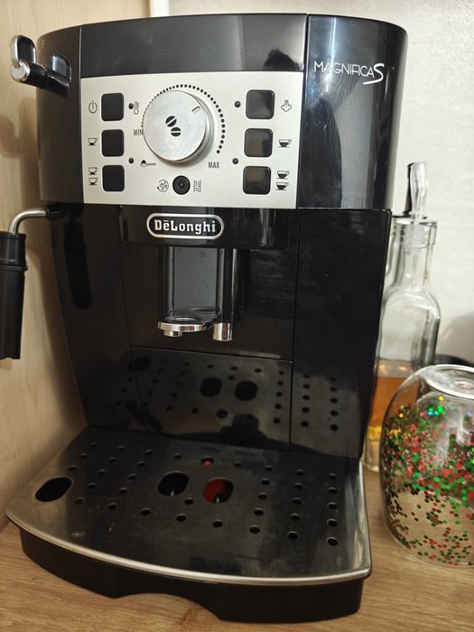 Espressor automat De’Longhi Magnifica S , 4 bauturi, Sistem de spumare manual, rasnita integrata cu 13 setari 1450W, 15 bar