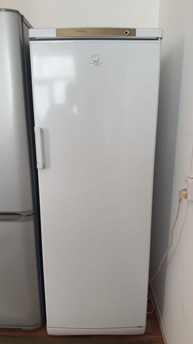 Продам морозильный шкаф Indesit
