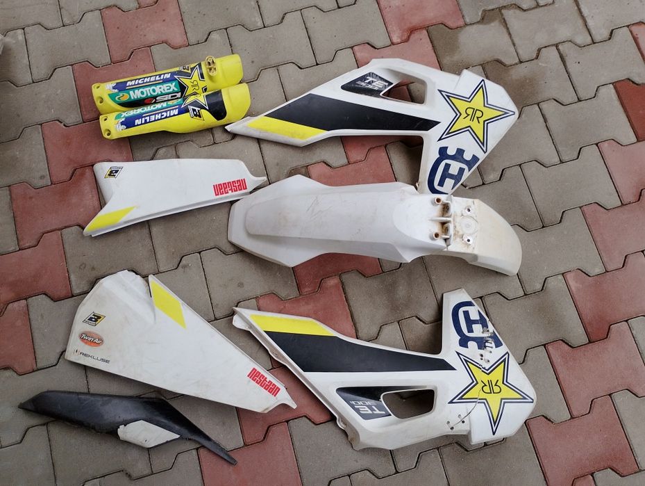 Vând plastice Husqvarna originale