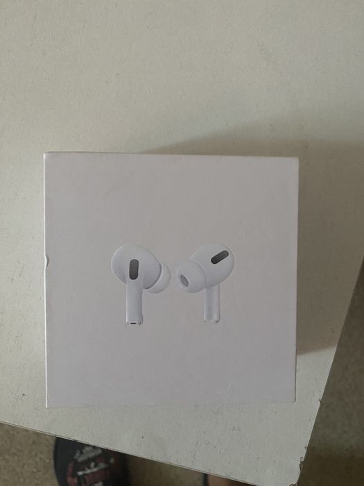 Продам airpods pro с коробкой и беспроводную зарядку