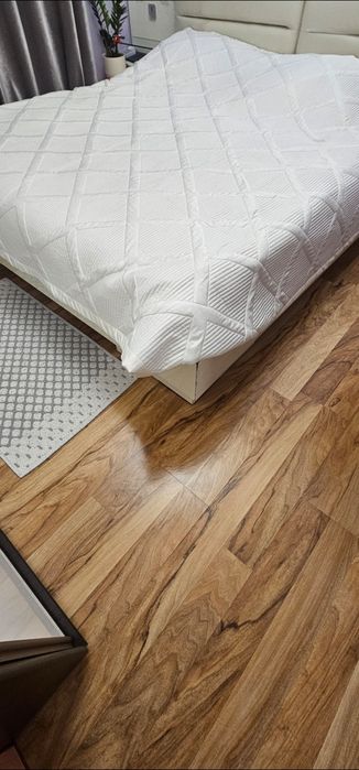 Двуспальная кровать с тумбами