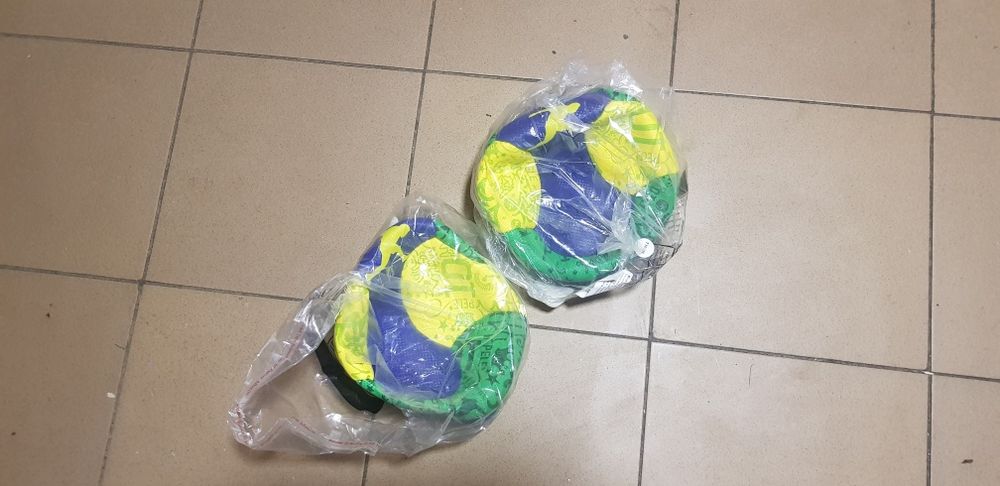 3 Mingi fotbal si 1 minge volei