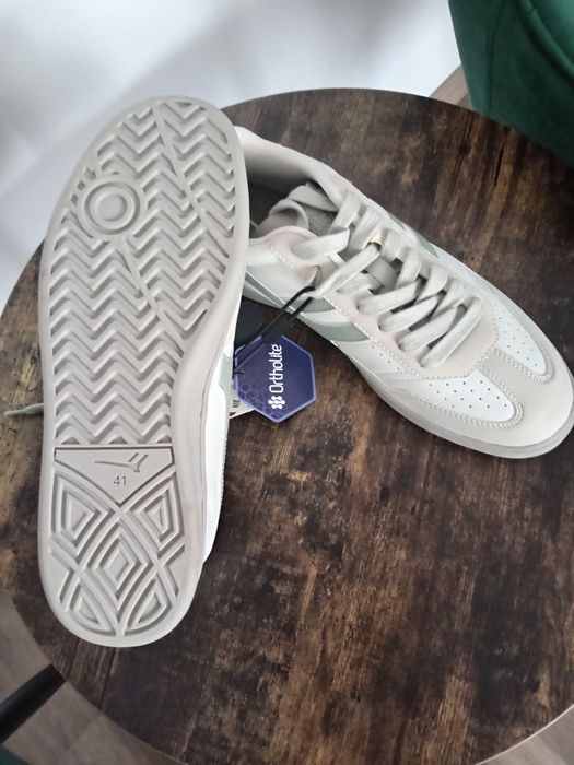 Vând pantofi sport/casual