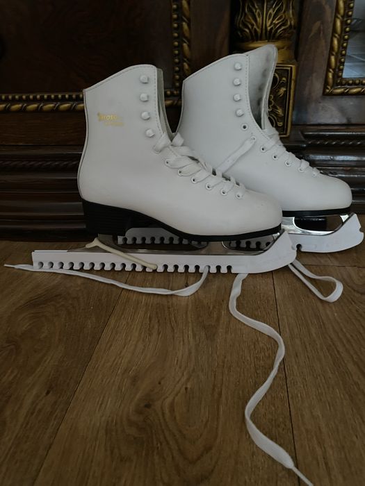 Продам фигурные , белые коньки 39 размер. В отличном состоянии.