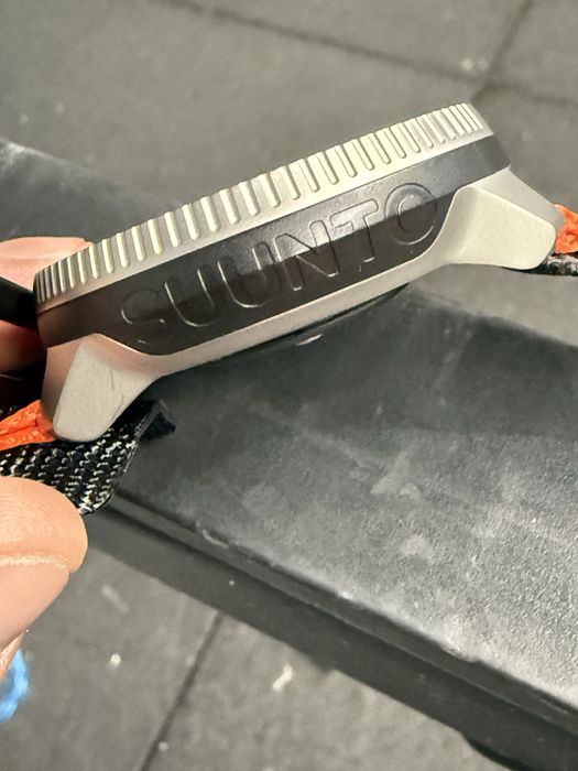 Продам suunto race titan