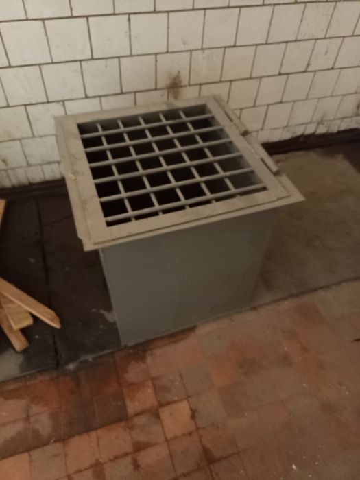 Металлическая ёмкость.