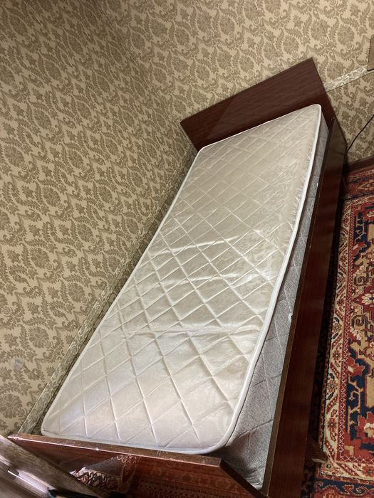 Krovat sotiladi matrasi bilan.