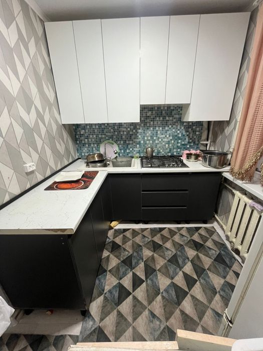 Кухонный мебель, стол стулья,прихожка