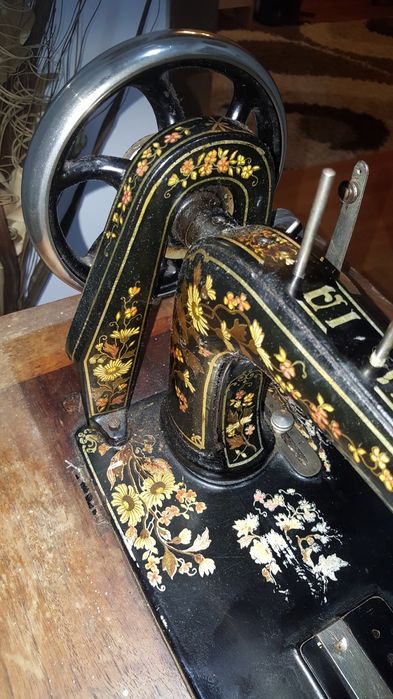 Mașina de cusut Singer Adria