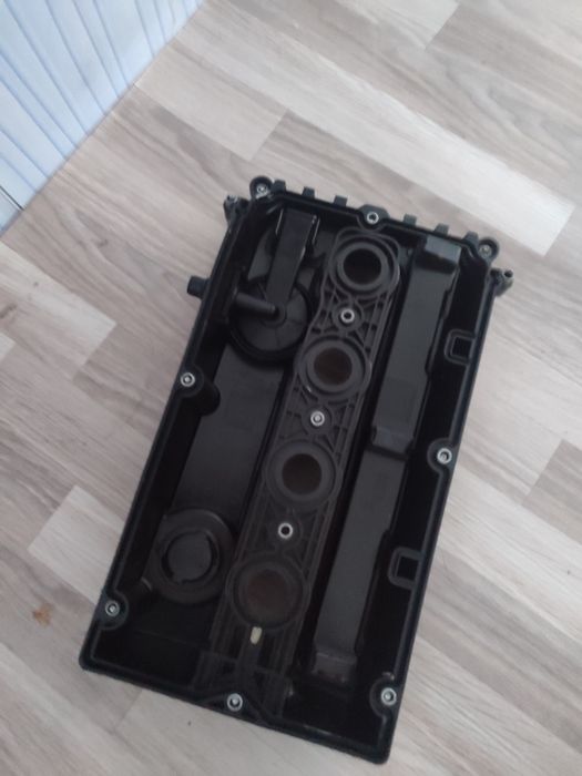 Продам клапанная крышка