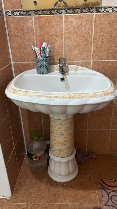 Раковинадағы әйел