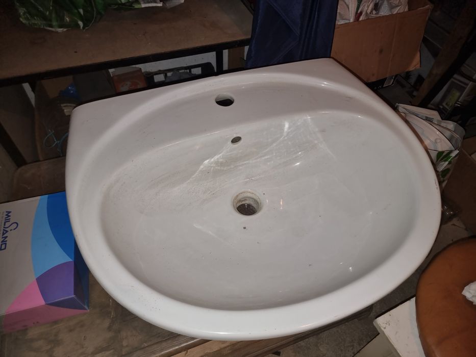 Chiuvetă de baie cu picior culoare albastră. Chiuvetă de baie albă