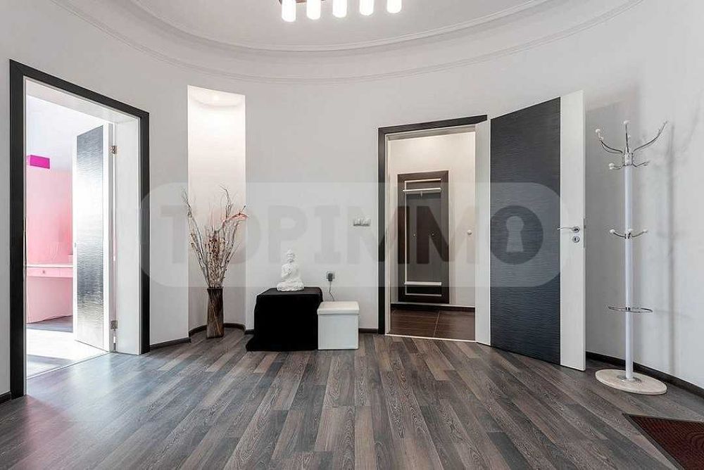 Дава се под наем Тристаен апартамент в Варна, Център - 110 кв.м за 897.6 € - Снимка #13