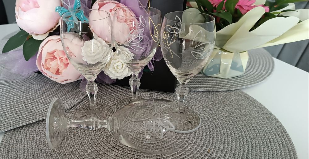 4 броя кристални чаши на столче!