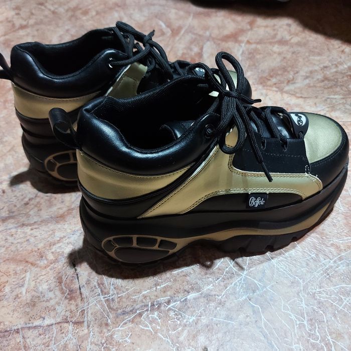 Продам кроссовки новые,размер 37 за 16000тг.