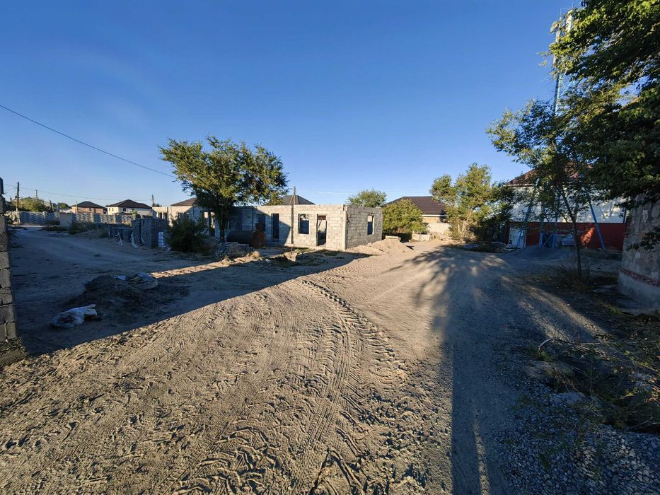 Продается земельный участок с не достроенным домом в 18 микрорайоне