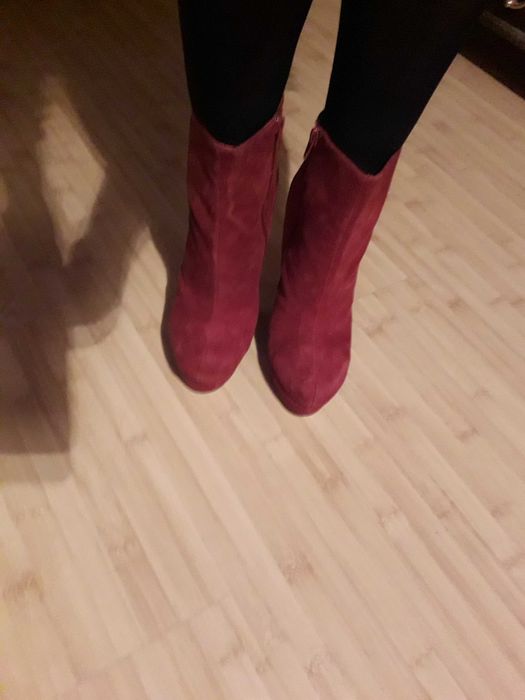 Дамски велурени боти с висок тънък ток номер 40