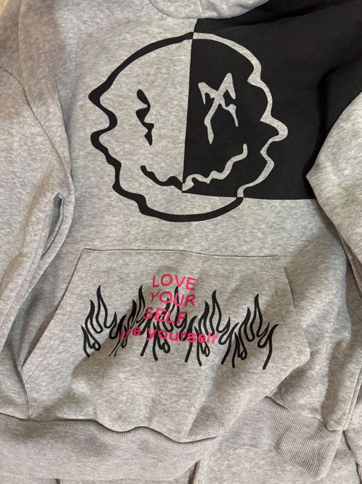 Сив анцуг с интересен дизайн