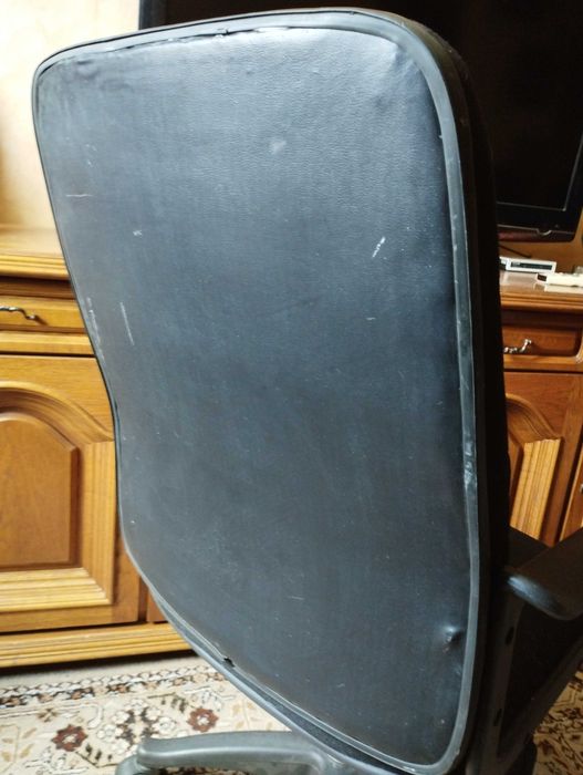 Продавам запазен офис стол черен