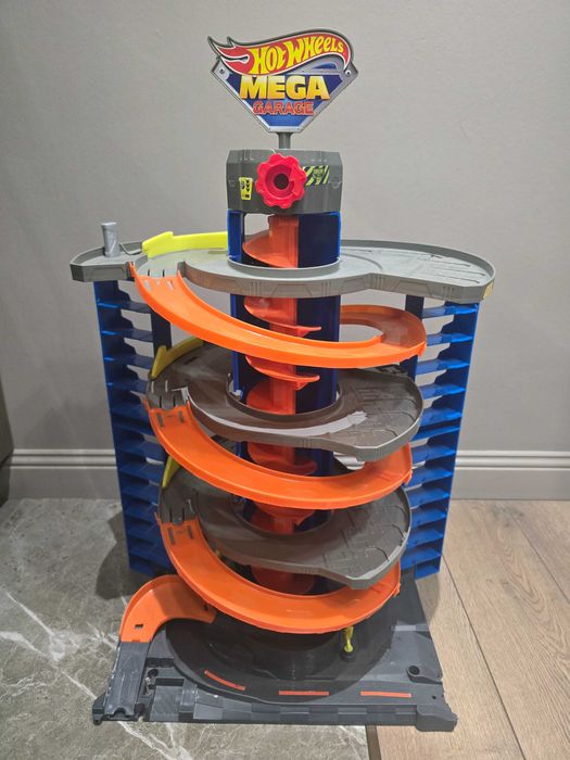 Оригинальный Hot Wheels Mega Garage