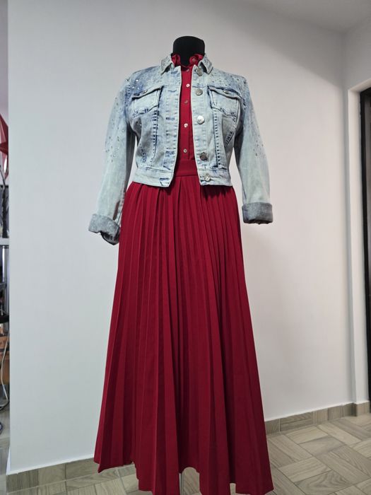 Geaca de blugi cu ținte, model cambrat, perfectă pentru primăvară