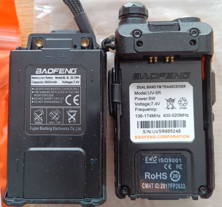 Renumita stație radio Baofeng UV-5R cu 2 baterii și multe accesorii
