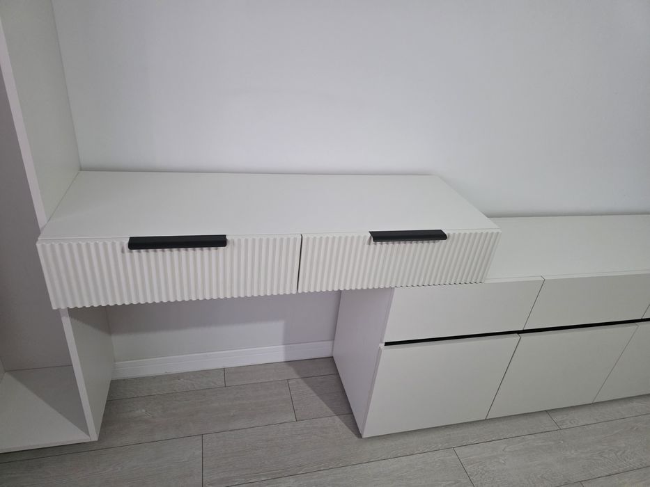 Mobilă dormitor albă, realizată pe comandă  - nouă, montată, nefolosit