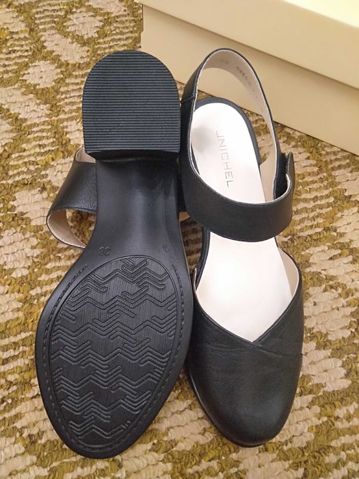 Босоножки черного цвета.