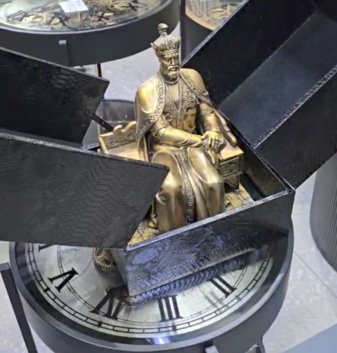 Smoladan ishlangan Amir Temur haykali —

Material: Yuqori sifatli smol