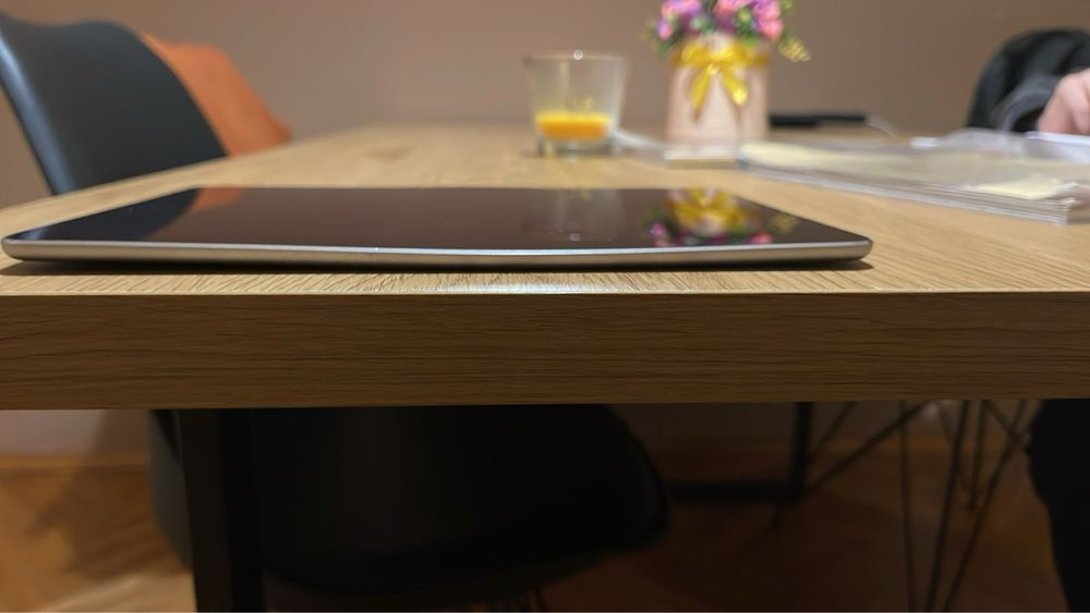 Ipad air 2 cellular 64 gb + подарък протектор за малко дете