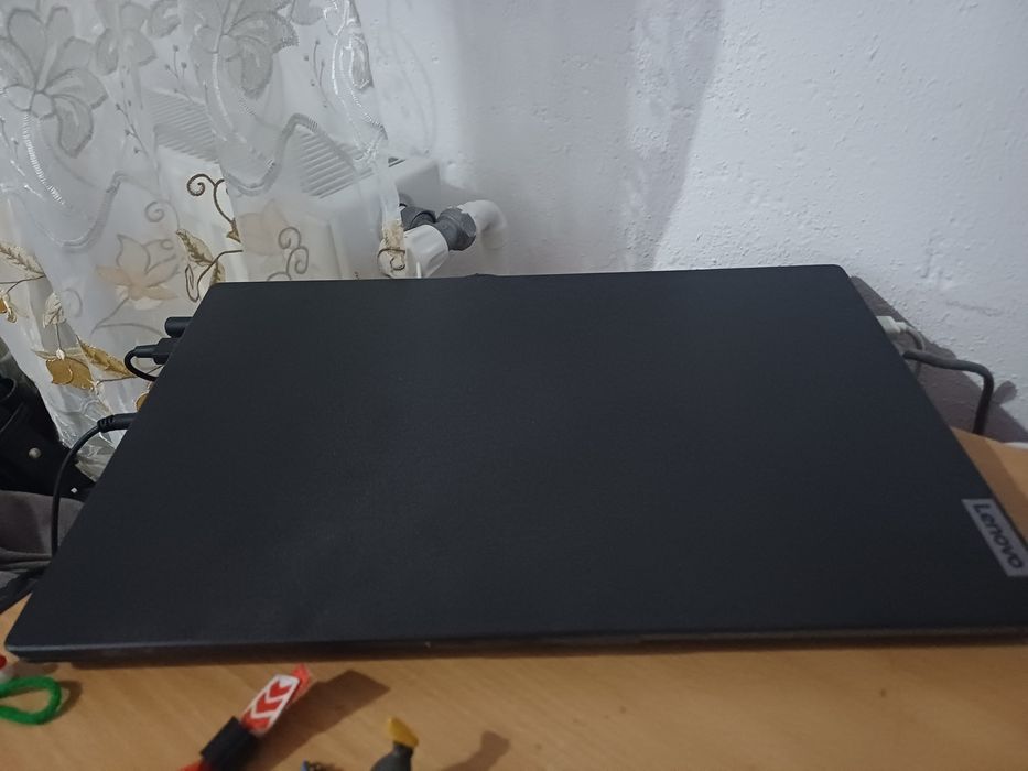 Laptop lenovo v15