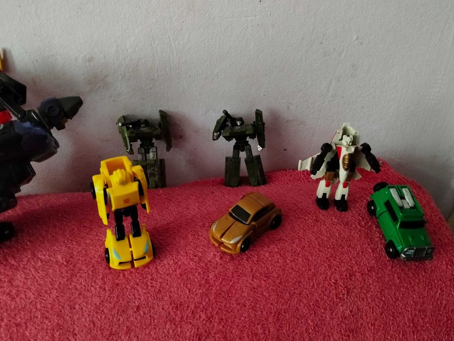 Jucarii transformers inpreuna pentru copii mici