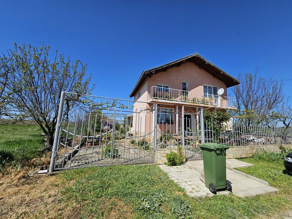 Двуетажна къща в с. Победа