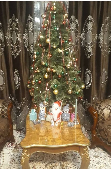 Новогодняя ёлочка вместе с игрушками .