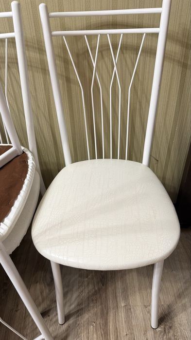 Продам 4 штуки стулья белые 18000