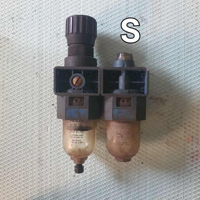 Tot pachetul de 6 bucati la 150 de lei-Lichidare-Set-Lichidare-Regulator separator apă + lubrificator Festo
