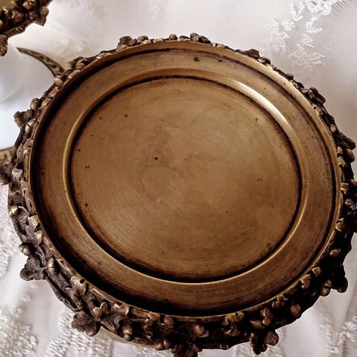 Месинг и млечно стъкло.