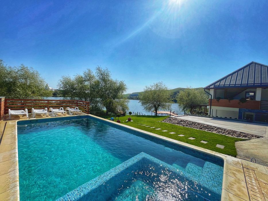 Casa  cu Piscina pe Malu Lacului jud Cluj  vedere la Lac+2530 m teren