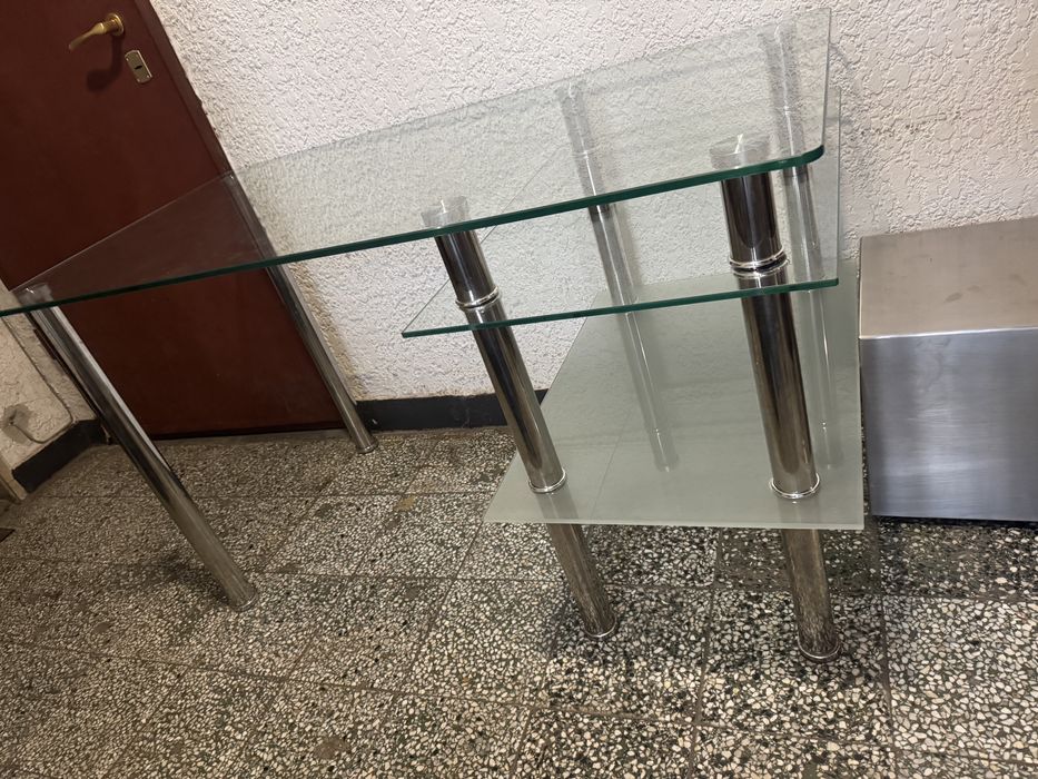 Стъклено бюро с три нива